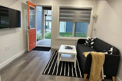 Image de Cozy basement suite with private entrance