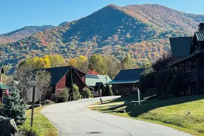 Image de Relax & Recharge: Cozy Cabin with Hot Tub & Mountain Views