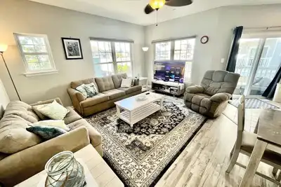 Image de Centrally Located 3-Bedroom with Bedsheets included!