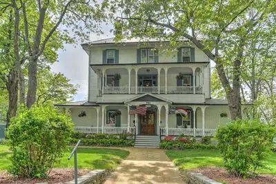 Image de Find genuine southern hospitality in Hendersonville at the 1898 Waverly Inn.