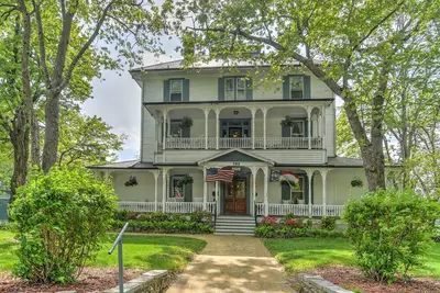 Image de Find genuine southern hospitality in Hendersonville at the 1898 Waverly Inn.