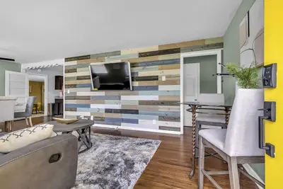 Image de Spacious 4bd charming corner Lot Home in Clarksville w/ Private Fenced backyard