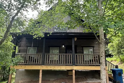 Image de Adult Only Naughty Pines log cabin located in South Charleston, Wv
