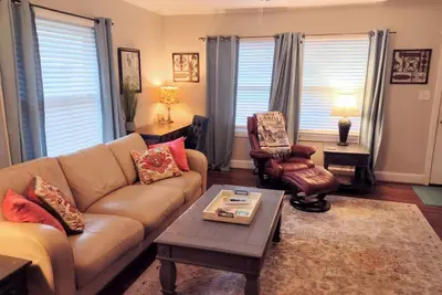 Image de Duke and Unc at your Doorstep, 3 bed 1 bath that fits 5