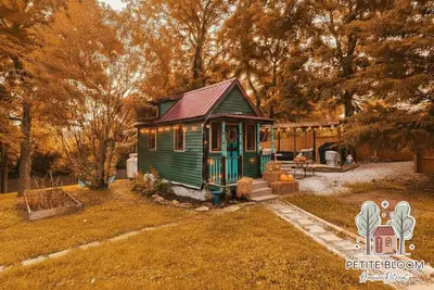 Image de Petite Bloom Hoosier Retreat