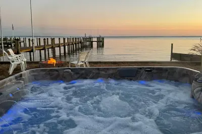 Image de Beachfront Hideaway - Pet Friendly, Hot Tub, Ev