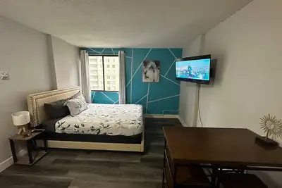 Image de Urban Oasis: Chic Studio in Downtown Calgary