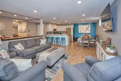 Image de Updated 5bd lakefront home at Mm8 w/ hot tub, sectional with fire pit