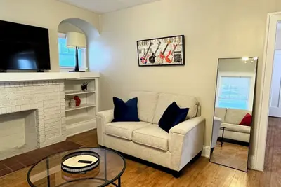 Image de Cle Rock-n-Roll Apartment-Cle Clinic Long Term Stays Welcomed