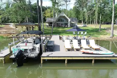 Image de Beautiful 4-bedroom Lakefront Retreat Located in Peaceful Cove at Lake Martin!