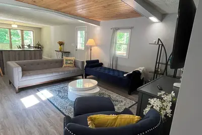 Image de Cozy Modern Cabin in the Woods
