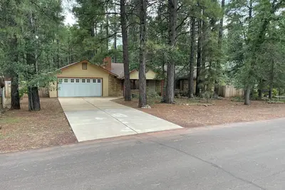 Image de Dog friendly 3-bedroom house in the tall pines close to golf & skiing.