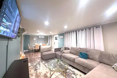 Image de Stylish & Comfy Haven near Niagara Falls ~ Ub!