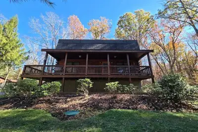 Image de Bigg's Bear Cabin, a spacious 3-bedroom retreat perfect for up to 10 guests.