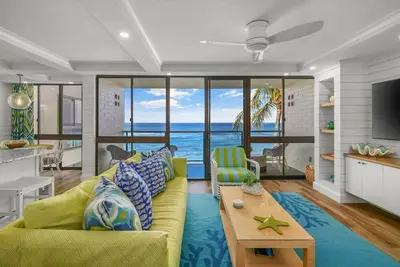 Image de Oceanfront 2-bedroom penthouse Kuhio Shores condo with breathtaking views!