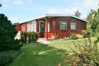 Image de Comfortably furnished bungalow with fully fenced garden, ideal for a relaxing stay.
