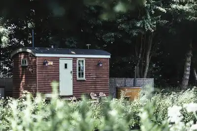 Image de Little Otchan Shepherd'S Hut, romantic, with hot tub in Roos