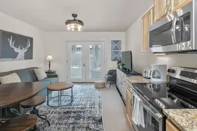 Image de Lift 7 and Gondola 1block SaltWaterPoolHottub and Riverview