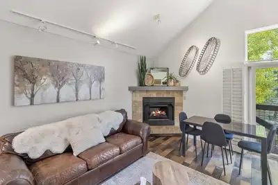 Image de Ski In/out, Remodeled Luxury Condo