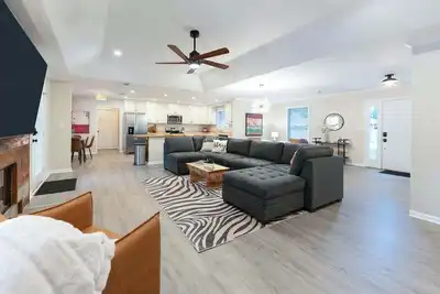 Image de Serene Private Pool, Outside55\"Tv, Grill, Cornhole, 85\"TVoverfireplace 15 Min to Ua