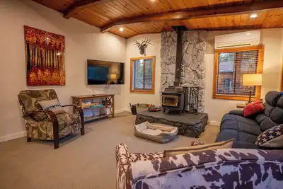 Image de Astro's Dogwood Cabin ~ Pool Access & A/C & Pet friendly!