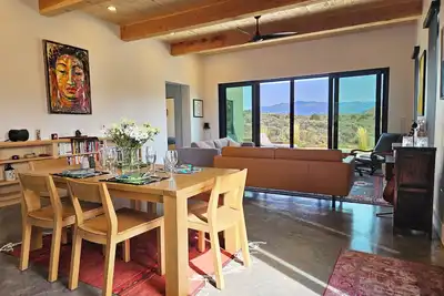 Image de New Listing -Amazing views, great outdoor space, modern design with solitude