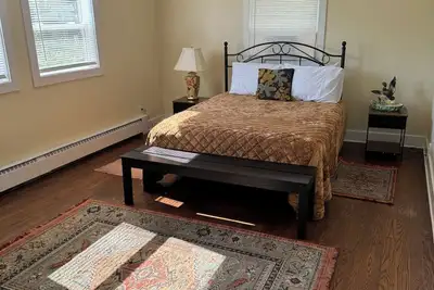 Image de Cozy 3-bedroom house in family-oriented Melrose Park.