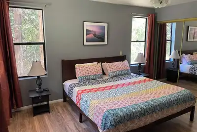 Image de Tranquil spacious 6 bedroom pet friendly cabin close to town, shops, hiking,