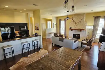 Image de Charming 2 bedroom cottage offering stunning sunset views nestled in the Texas Hill Country.