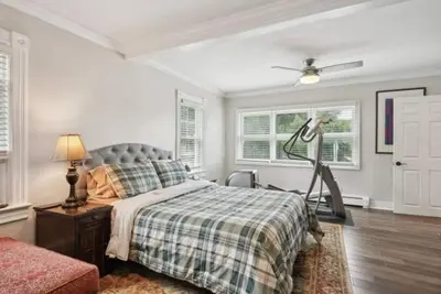 Image de Spacious 6-bedroom lake house in lovely Sparta with Hot Tub and Sauna