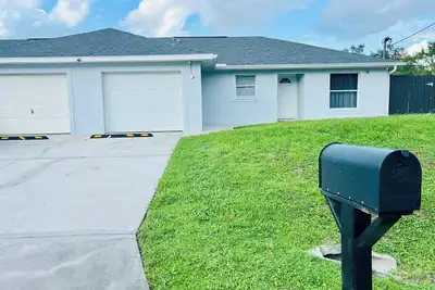 Image de Spacious 4-bedroom house with Ac and WiFi in charming Lehigh Acres