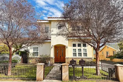 Image de Spacious 5-bedroom house in charming San Gabriel with Tasla charging