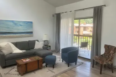 Image de Renovated Condo with Pool, Park and Peaceful Setting