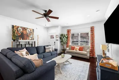 Image de Perfect Walkable 2/2. 5 Game Day Condo in Auburn with reserved parking!