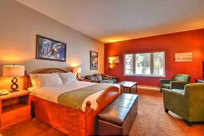 Image de Premier Ski-In/Ski-Out Condo at the Heart of Big White Resort