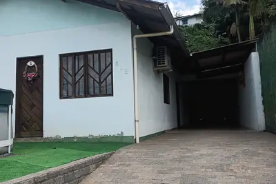 Image de Single storey house complete with garage