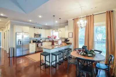 Image de Game Day, 3 Min Walk Downtown, King Beds, Smart Tvs, FirePit