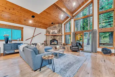 Image de Mountain-Top Chalet Near Skiing with Hot Tub