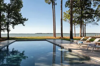 Image de Stunning Waterfront Escape with New Pool