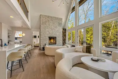 Image de Design-Forward Lakefront Home With Private Shoreline