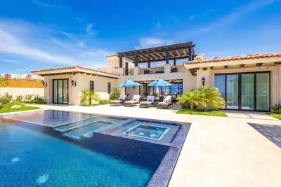 Image de Exquisite 4br Villa with Breathtaking Views - Golf Cart and Airport Transportation Included!