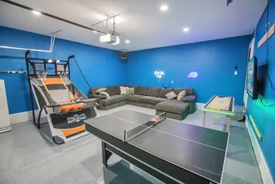 Image de Spacious Retreat with Dual Master Suites, Game Room and Outdoor Escape