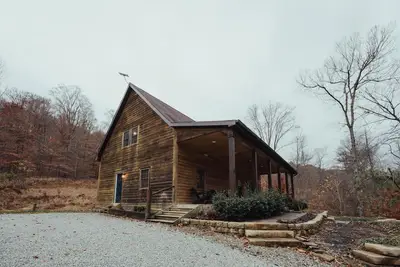 Image de The Nest - The Nest at Pine Creek CabinsCamping Resort in Hocking Hills, just minutes from Hocking Hills State Park! A charming, cozy, pet-friendly cabin. A great gathering space also offering plenty of privacy. Book your nest among the trees!