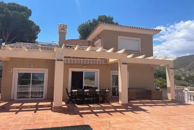 Image de beautiful villa with sea and mountain views.