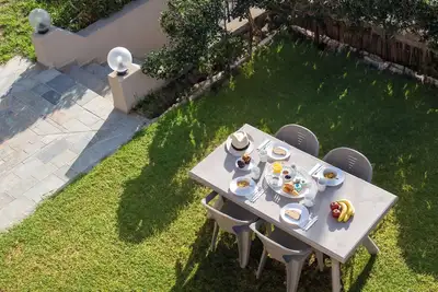Image de Elio B 1bdr Apt w/Garden 1 min from beach by Hospi