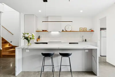 Image de Lonnie - Elevate Your Escape: Luxury Living Steps from the Shore!