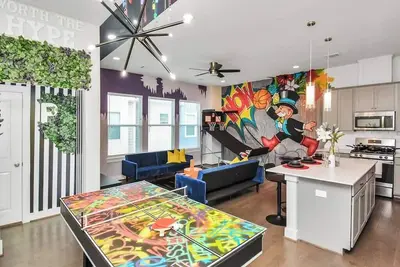 Image de Trendy 6br Prolific Duplex - Dwntwn|Groups|Events