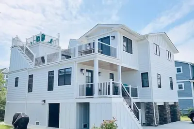 Image de Renovated Home On The Ocean Block!