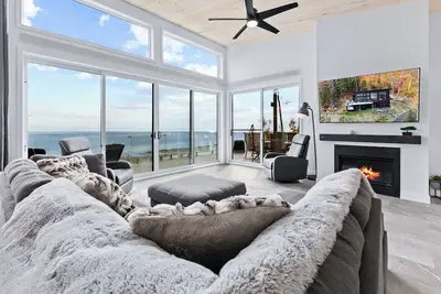 Image de Chalet neuf avec look contemporain avec vue sur le fleuve!