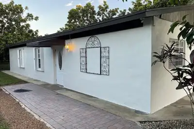 Image de New Listing! ! Charming 2/2 cottage in wonderful Homestead with Ac, WiFi